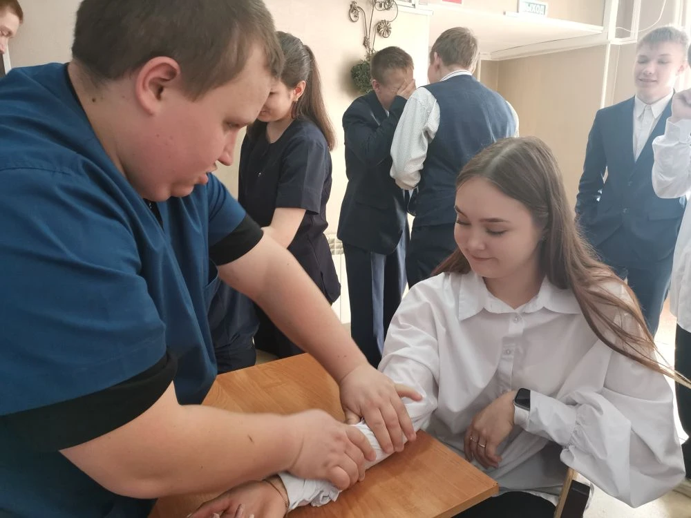 Фестиваль знакомства с профессией. Профориентационный десант: обучающиеся ОГКОУ школа-интернат № 26 в гостях в Ульяновском фармацевтическом колледже 