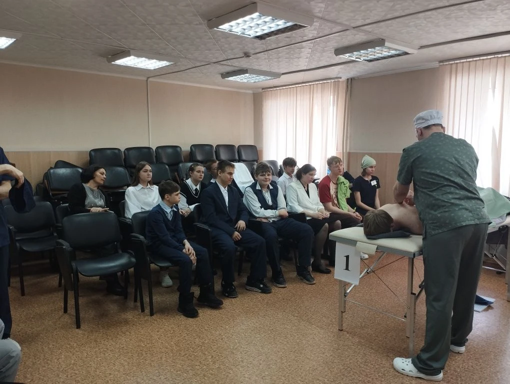 Фестиваль знакомства с профессией. Профориентационный десант: обучающиеся ОГКОУ школа-интернат № 26 в гостях в Ульяновском фармацевтическом колледже 