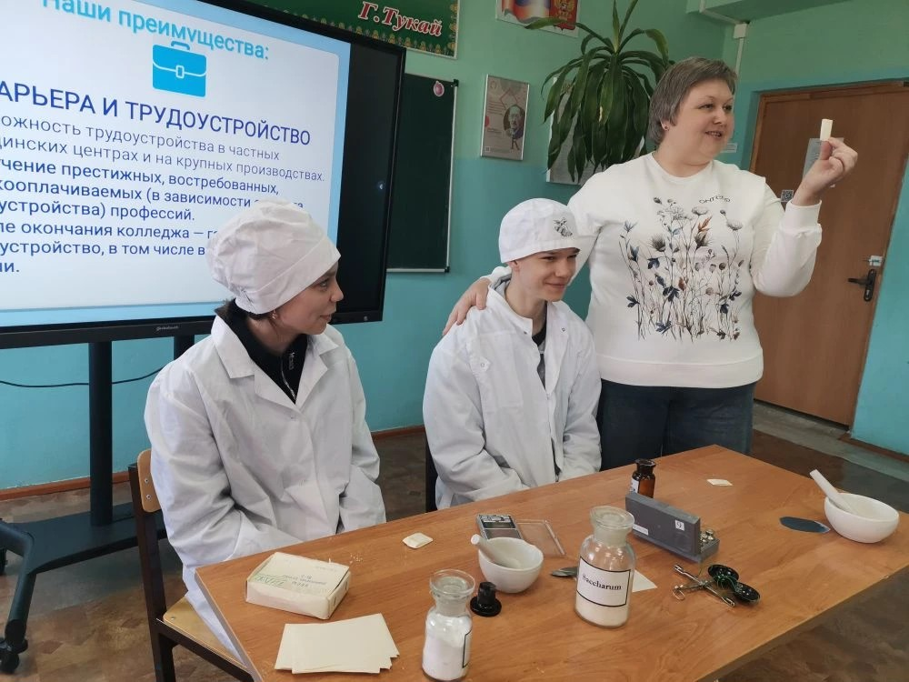 Центр карьеры. Преподаватели Ульяновского фармацевтического колледжа рассказали школьникам  Дрожжановского района  о медицинских специальностях