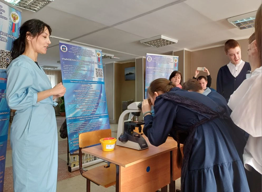 Фестиваль знакомства с профессией. Профориентационный десант: обучающиеся ОГКОУ школа-интернат № 26 в гостях в Ульяновском фармацевтическом колледже 