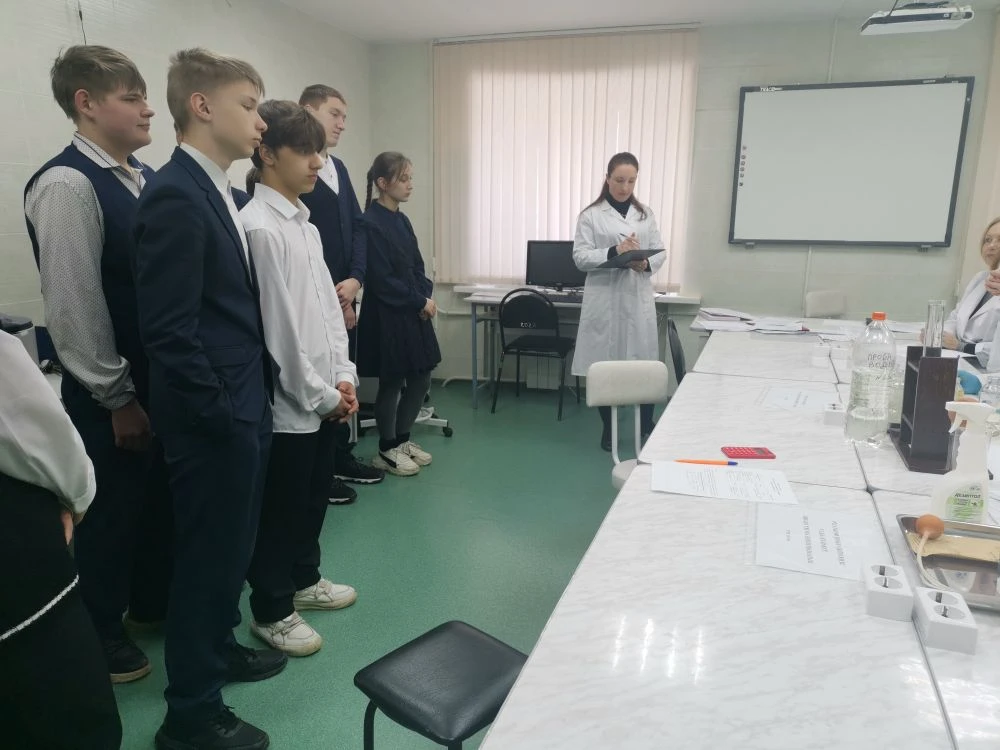 Фестиваль знакомства с профессией. Профориентационный десант: обучающиеся ОГКОУ школа-интернат № 26 в гостях в Ульяновском фармацевтическом колледже 