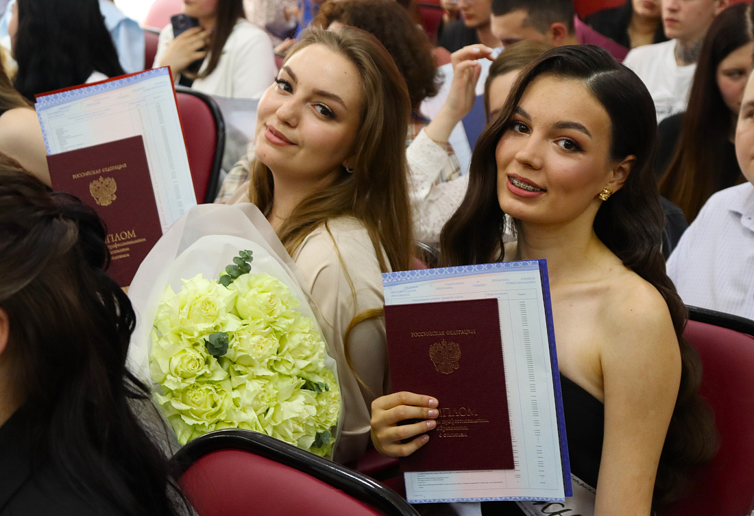 В Ульяновском фармацевтическом колледже вручили В Ульяновском фармацевтическом колледже вручили дипломы выпускникам специальностей «Сестринское дело», «Лечебное дело»дипломы выпускникам специальностей «Сестринское дело», «Лечебное дело»