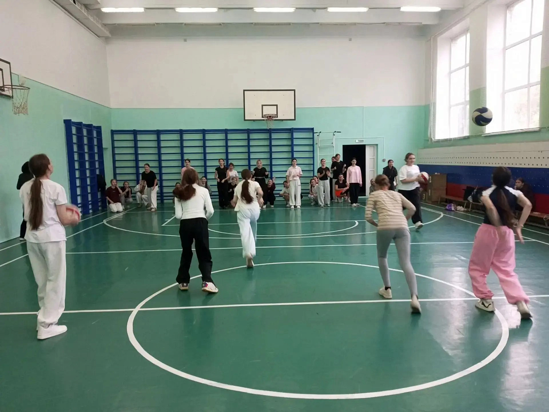 Весёлые старты в колледже: первокурсники показали командный дух!