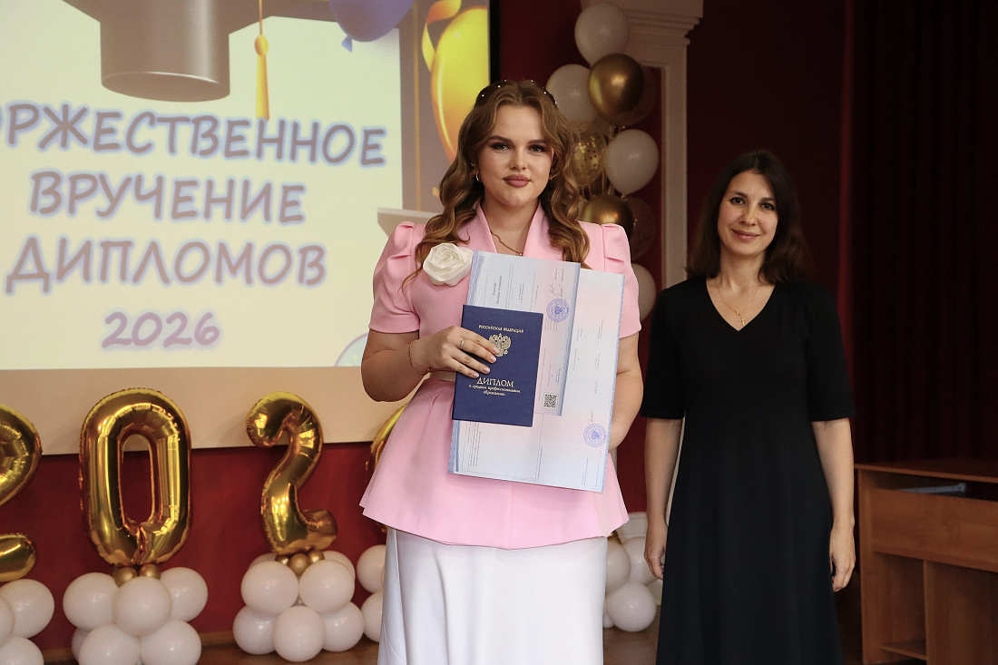 В Ульяновском фармацевтическом колледже вручили В Ульяновском фармацевтическом колледже вручили дипломы выпускникам специальностей «Сестринское дело», «Лечебное дело»дипломы выпускникам специальностей «Сестринское дело», «Лечебное дело»
