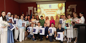 В Ульяновском фармацевтическом колледже вручили В Ульяновском фармацевтическом колледже вручили дипломы выпускникам специальностей «Сестринское дело», «Лечебное дело»дипломы выпускникам специальностей «Сестринское дело», «Лечебное дело»