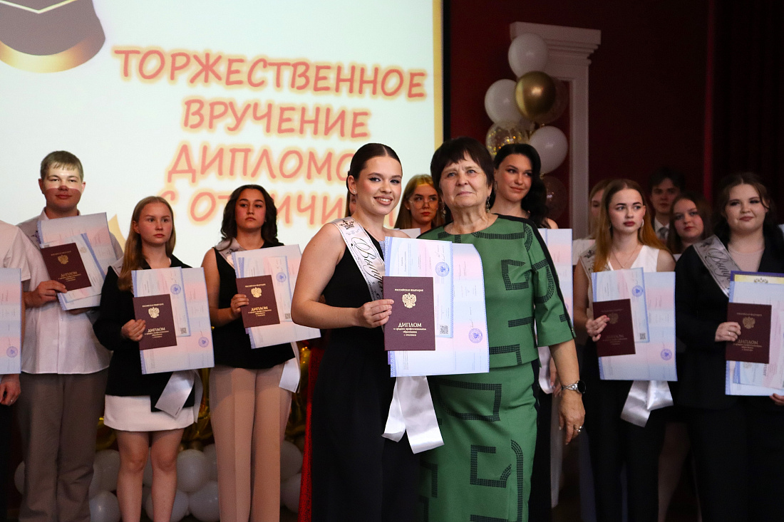 В Ульяновском фармацевтическом колледже вручили В Ульяновском фармацевтическом колледже вручили дипломы выпускникам специальностей «Сестринское дело», «Лечебное дело»дипломы выпускникам специальностей «Сестринское дело», «Лечебное дело»