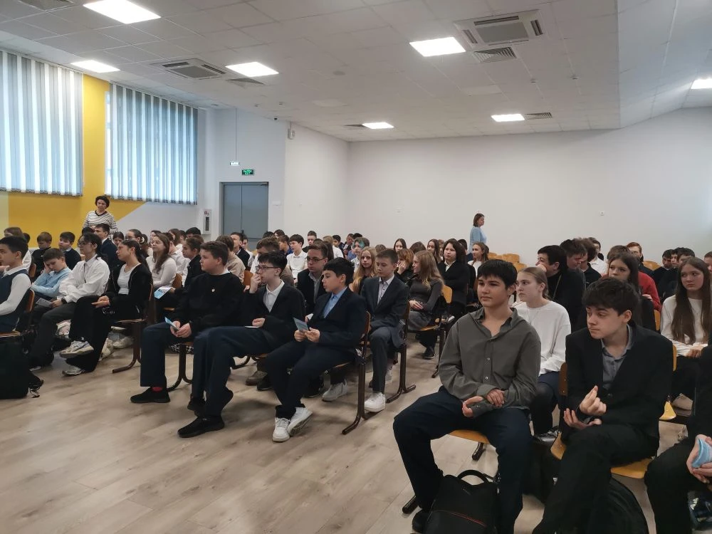 ЦЕНТР КАРЬЕРЫ. Студенты-медики провели профориентационную встречу для лицеистов