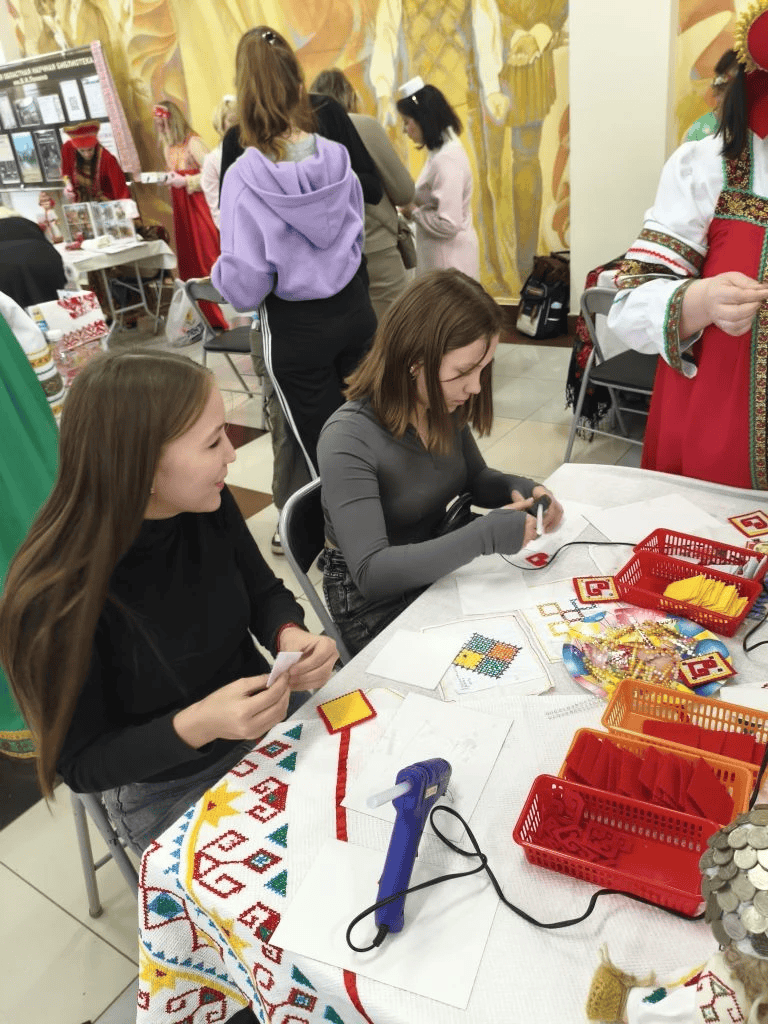 Студенты  Ульяновского фармацевтического колледжа погрузились в культуру народов России на фестивале «Национальная весна»