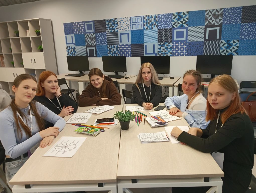 Центр карьеры. Выпускники колледжа посетили Форум карьерных возможностей