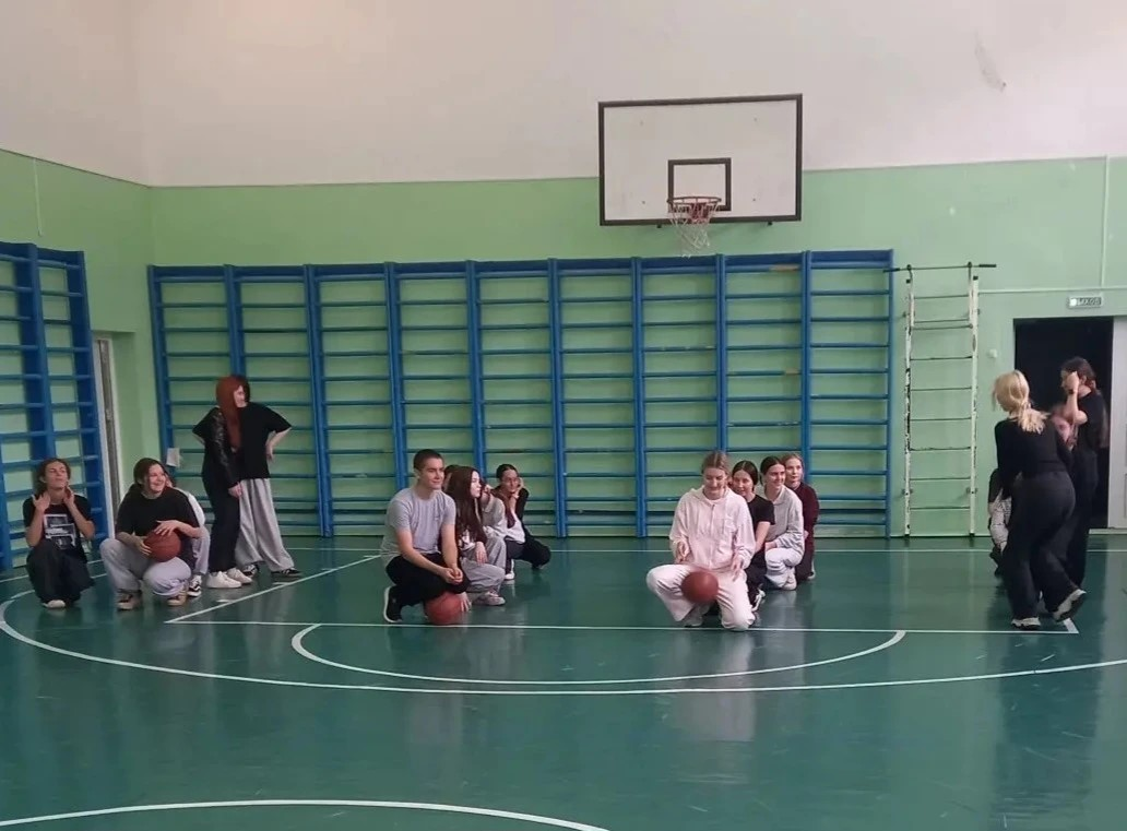 Скорость, артистизм и характер: в общежитии колледжа прошли «Весёлые старты»