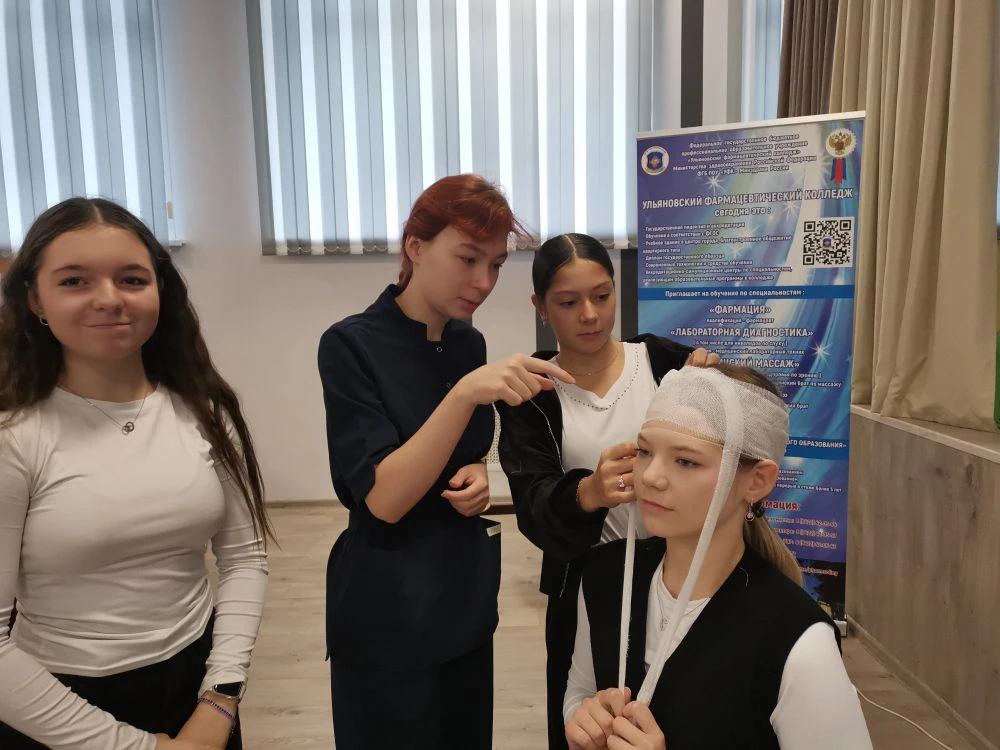 ЦЕНТР КАРЬЕРЫ. Студенты-медики провели профориентационную встречу для лицеистов