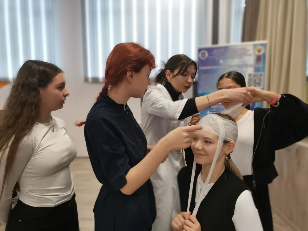 ЦЕНТР КАРЬЕРЫ. Студенты-медики провели профориентационную встречу для лицеистов