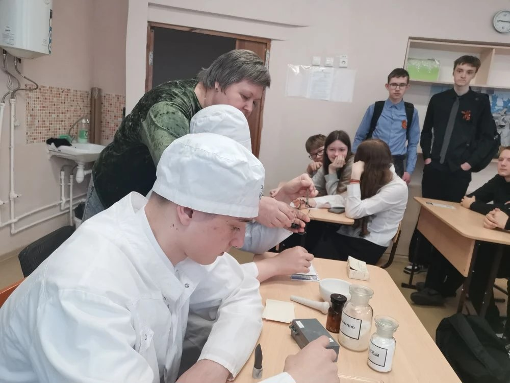 Центр карьеры. Преподаватели Ульяновского фармацевтического колледжа рассказали школьникам Алатыря о медицинских специальностях