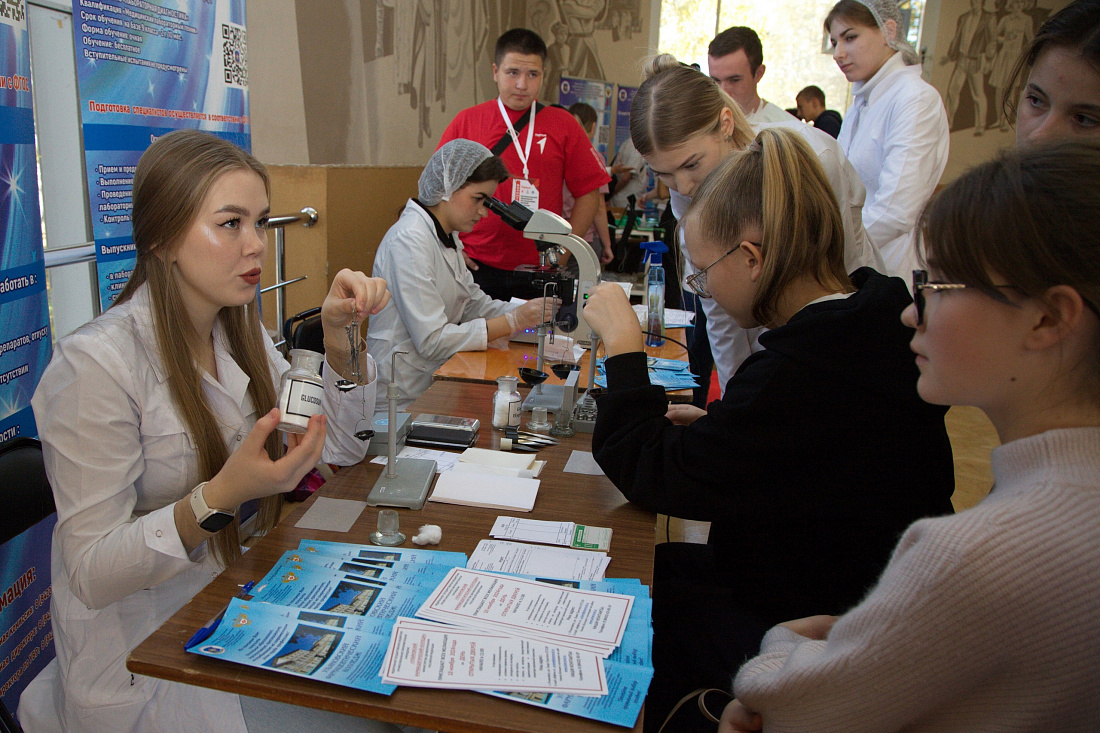 Работа профориентационной площадки на региональном чемпионате среди первичных отделений на лучшую команду по оказанию первой помощи. Движение первых.