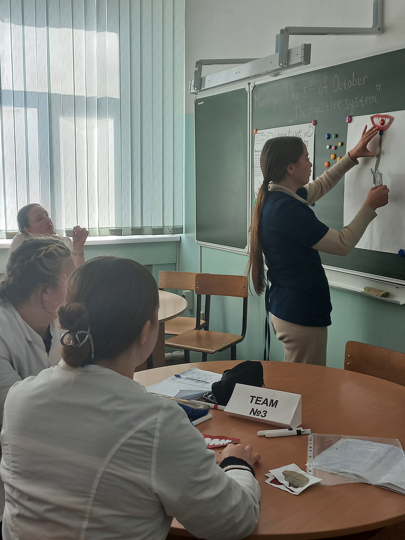 Открытое практическое занятие по иностранному языку: студенты освоили медицинскую тематику