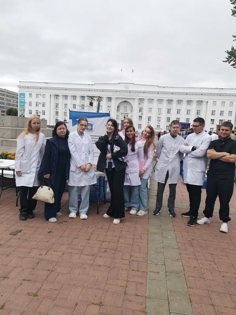День молодёжи. Студенты Ульяновского фармацевтического колледжа приняли активное участие в работе интерактивной площадки колледжа. 