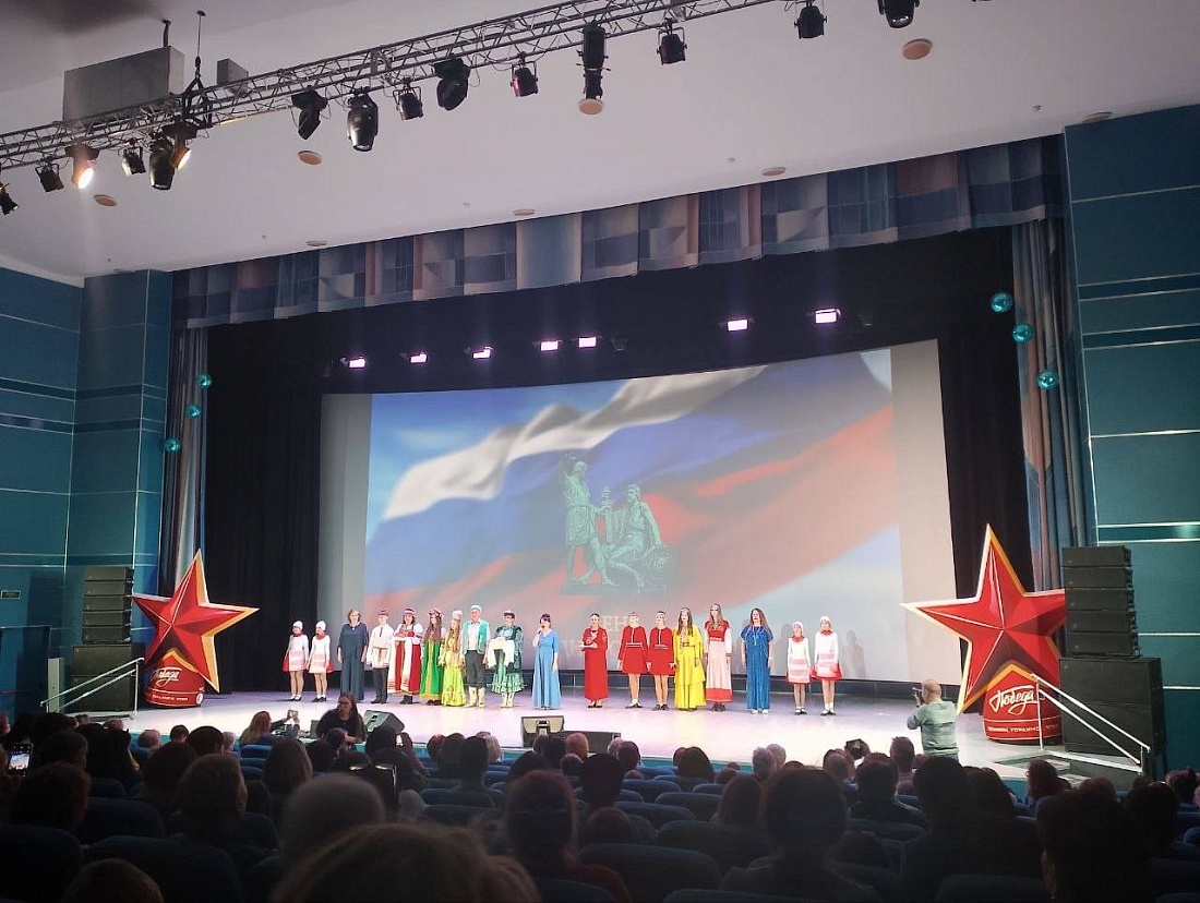 Студенты и педагоги Ульяновского фармацевтического колледжа посетили гала-концерт «Гордимся мы профессией своей»
