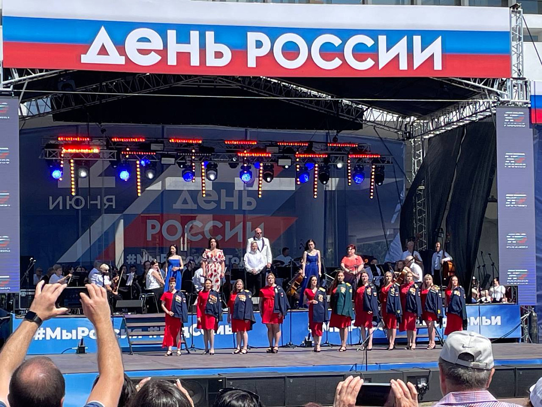 Торжественная церемония поднятия флага 