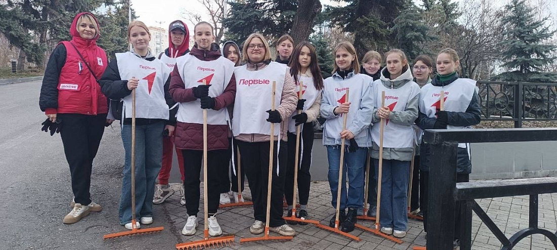 Студенты-волонтеры  Ульяновского фармацевтического колледжа приняли участие в субботнике по благоустройству территории города