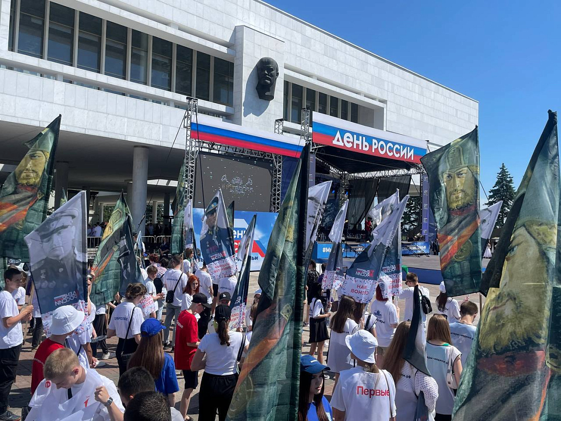 Торжественная церемония поднятия флага 