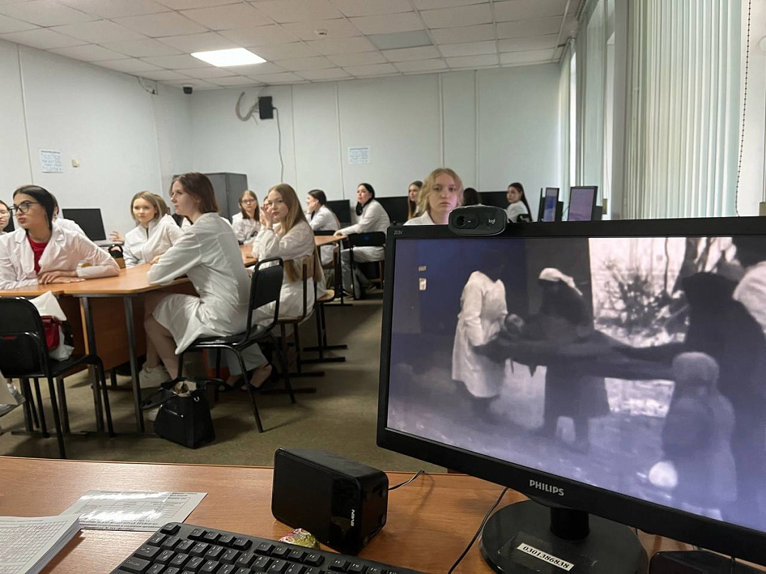 В  Ульяновском фармацевтическом колледже прошли классные часы «История мужества», посвященные теме «Врачи-герои»