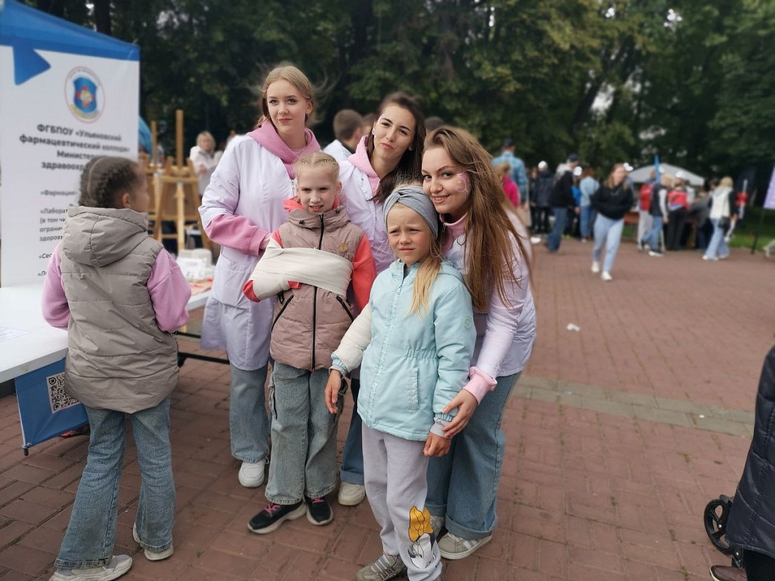 День молодёжи. Студенты Ульяновского фармацевтического колледжа приняли активное участие в работе интерактивной площадки колледжа. 