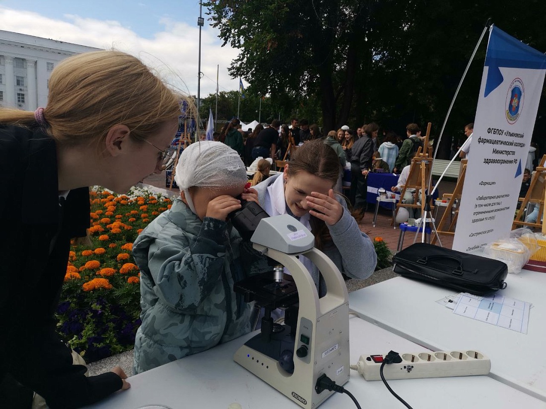 День молодёжи. Студенты Ульяновского фармацевтического колледжа приняли активное участие в работе интерактивной площадки колледжа. 