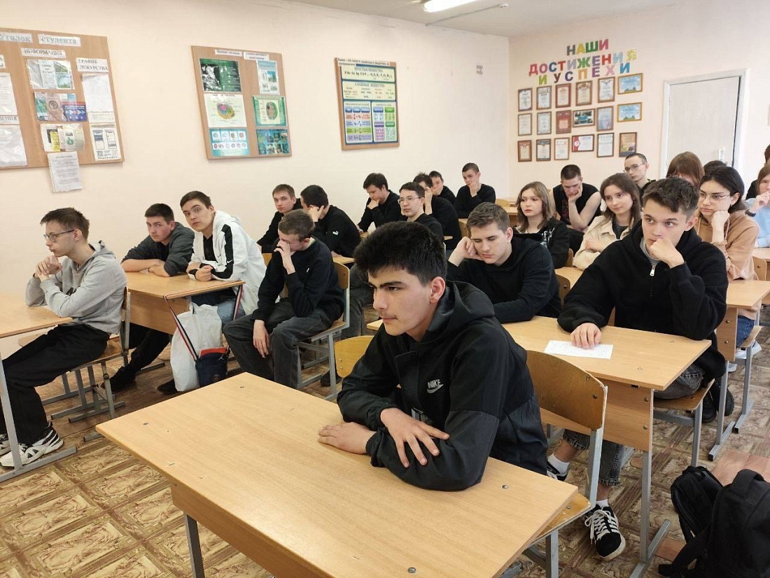 Волонтёры-медики Ульяновского фармацевтического колледжа  провели лекцию о вредных привычках