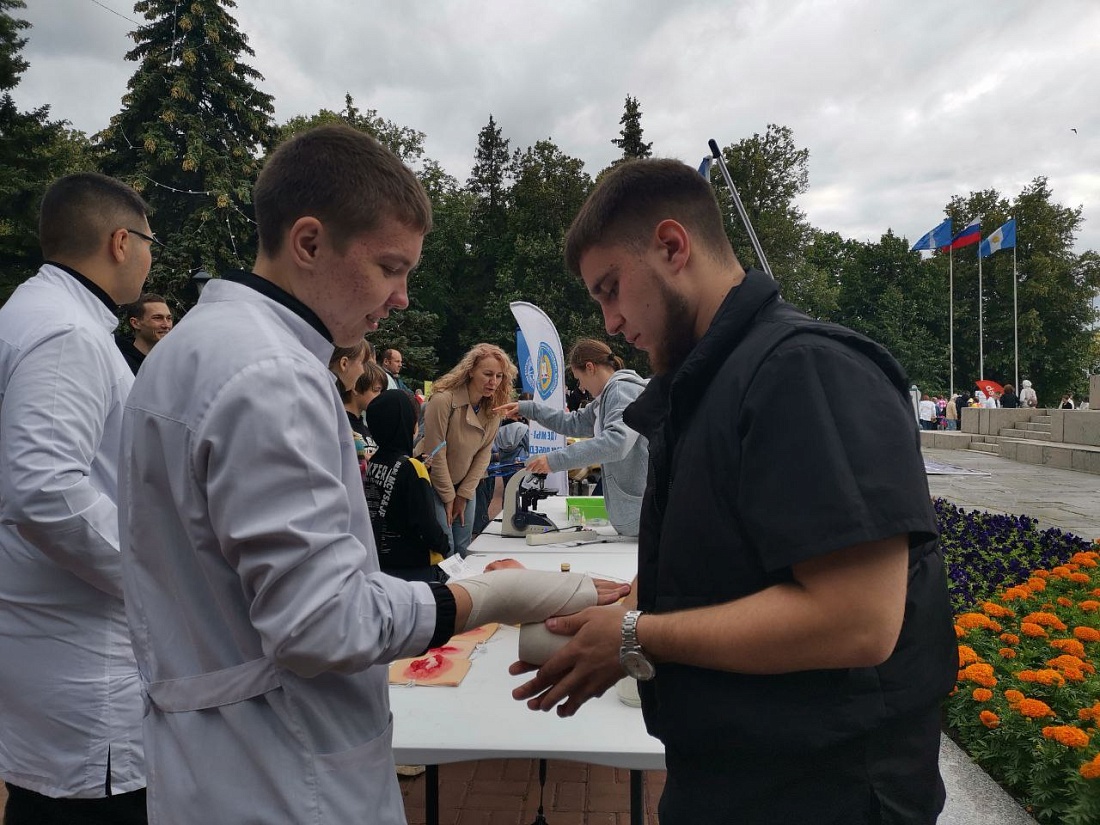 День молодёжи. Студенты Ульяновского фармацевтического колледжа приняли активное участие в работе интерактивной площадки колледжа. 