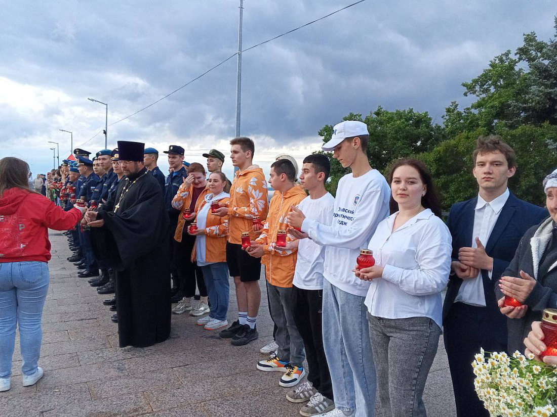студенты Ульяновского фармацевтического колледжа приняли участие в митинге памяти павшим в годы войны на площади 30 - летия Победы. 