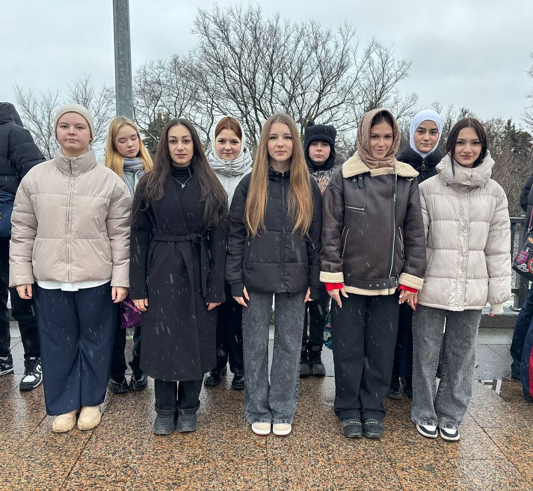 Студенты  приняли участие в митинге, посвященном Дню Неизвестного Солдата.