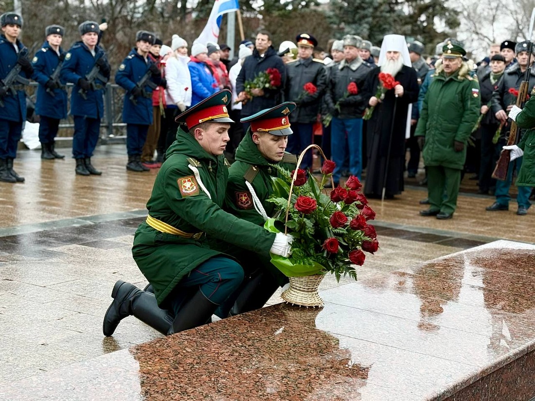 Студенты  приняли участие в митинге, посвященном Дню Неизвестного Солдата.