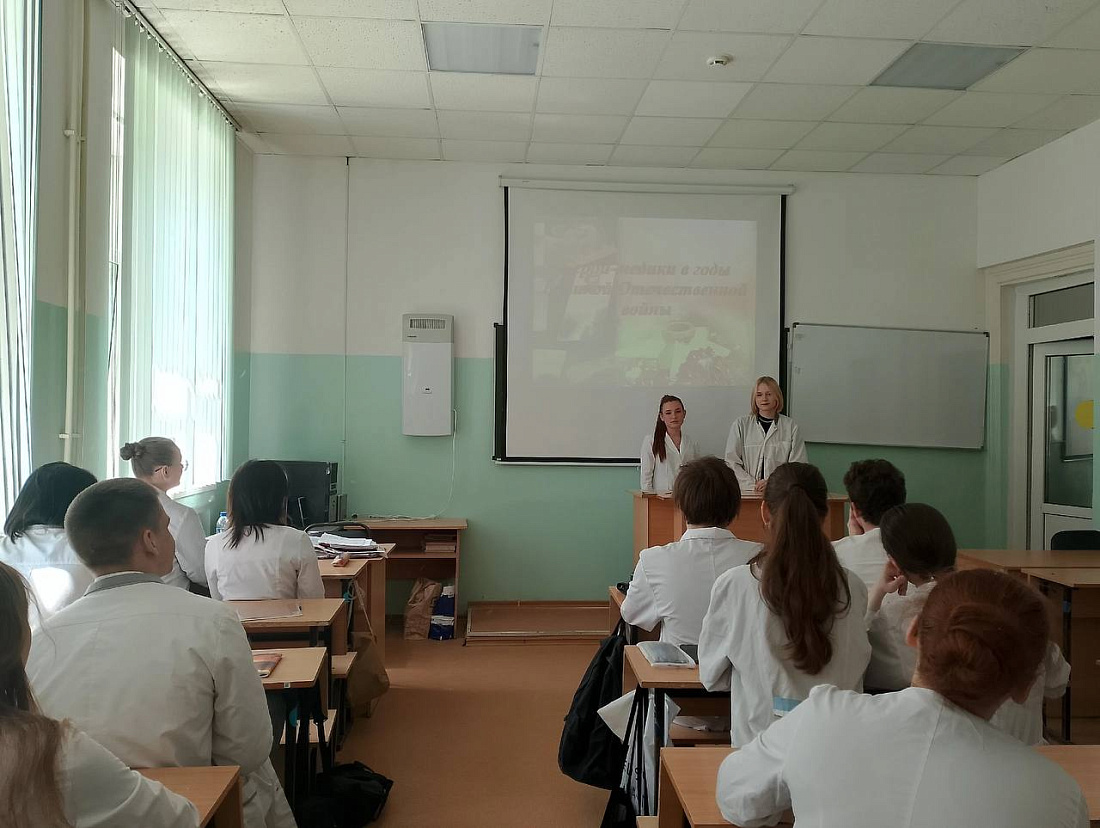 В  Ульяновском фармацевтическом колледже прошли классные часы «История мужества», посвященные теме «Врачи-герои»