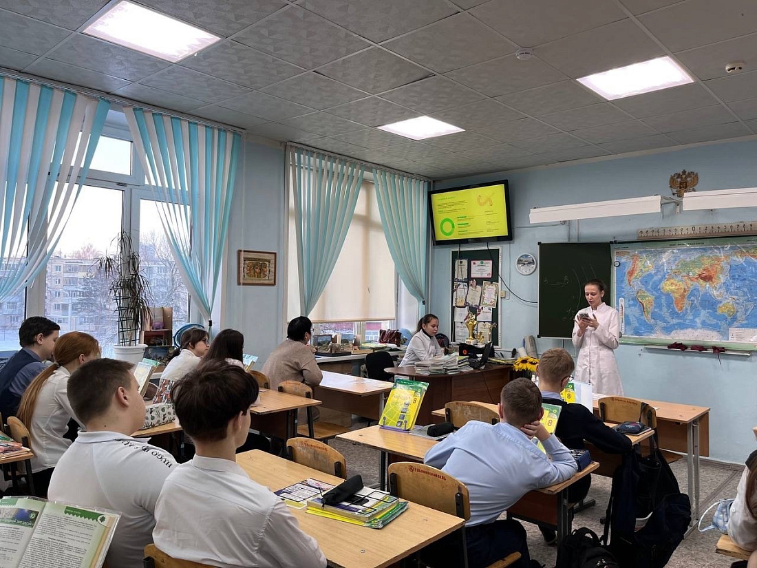 Федеральный проект «Борьба с сахарным диабетом». Волонтеры-медики Ульяновского фармацевтического колледжа прочитали лекцию в МБОУ Лицей №11 имени В.Г. Мендельсона